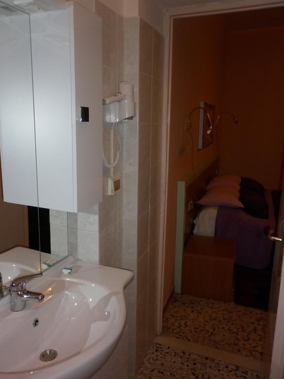 Hotel San Donnino Fidenza Rum bild